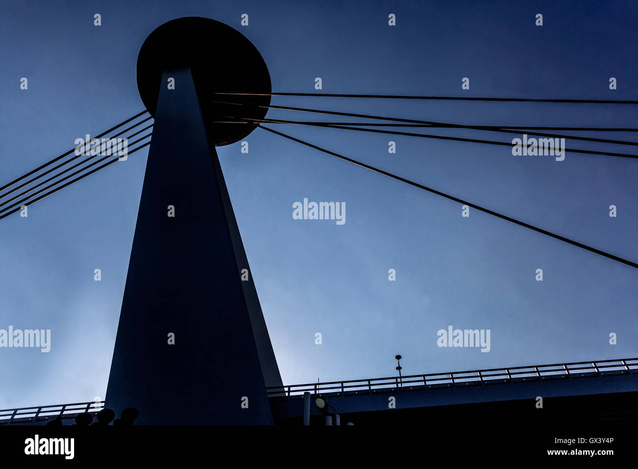 Brücke des slowakischen Nationalaufstands (SNP) mit UFO-Restaurant, Bratislava, Slowakei, Europa UFO-Brücke Bratislava Stockfoto