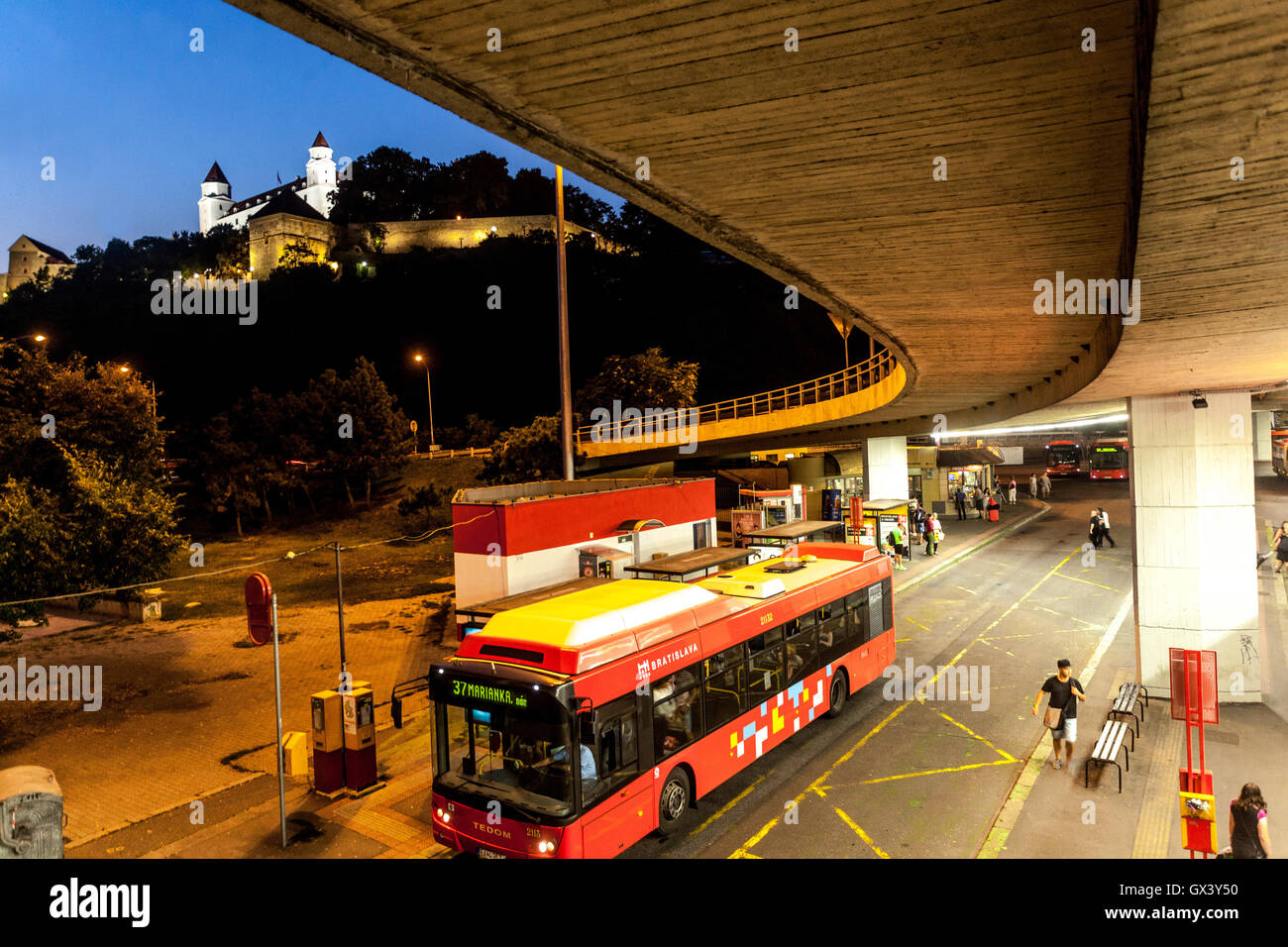 Die Terminals Stadtbusse unter der Brücke des Slowakischen Nationalaufstandes (SNP), Bratislava, Slowakei, Europa Stockfoto