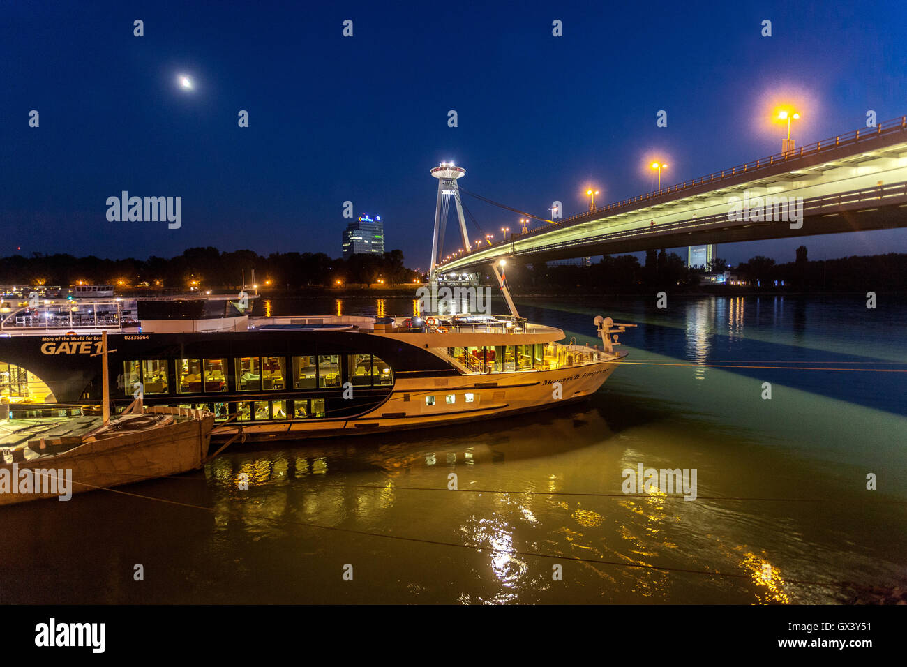 Boote unter der Brücke des Slowakischen Nationalaufstandes (SNP) mit UFO-Restaurant, Donau, Bratislava, Slowakei, Europa Donauschiff beleuchtet europäischen Fluss Stockfoto