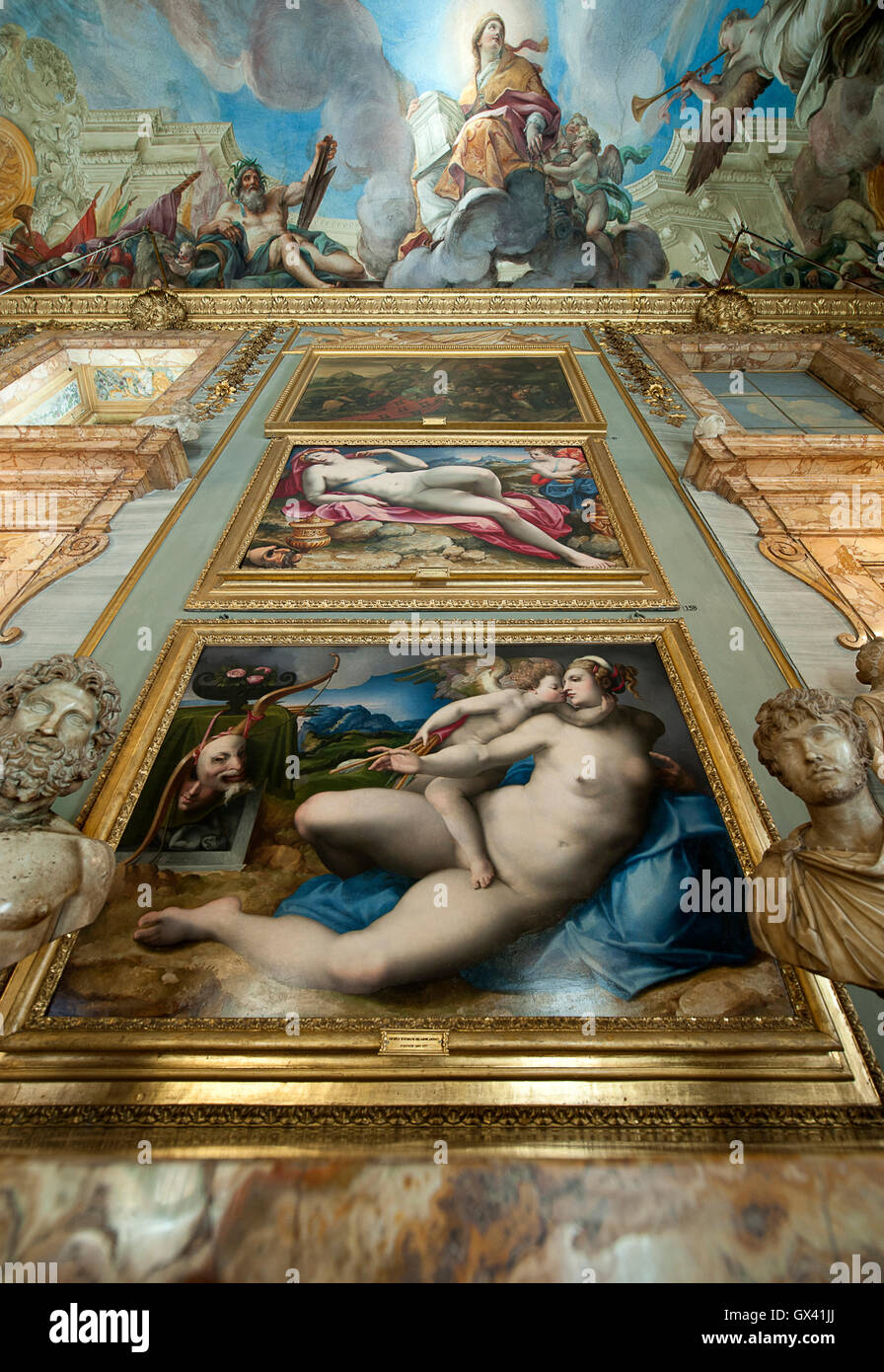 Wand der Galerie Colonna im Colonna Palace in Rom. Im Vordergrund ein Gemälde von Michele di Ridolfo del Ghirlandaio Stockfoto