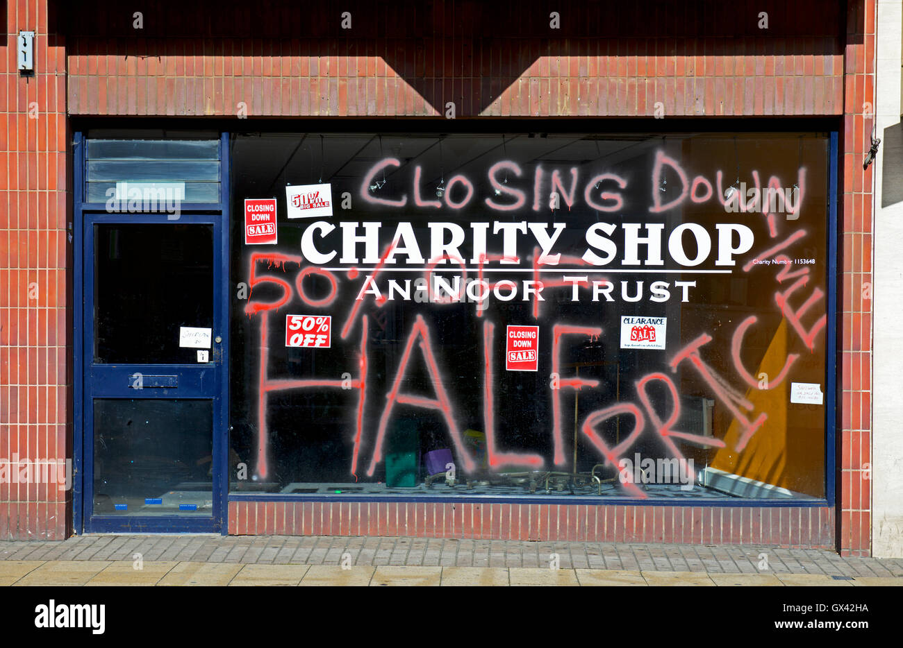 Charity-Shop geschlossen, England UK Stockfoto