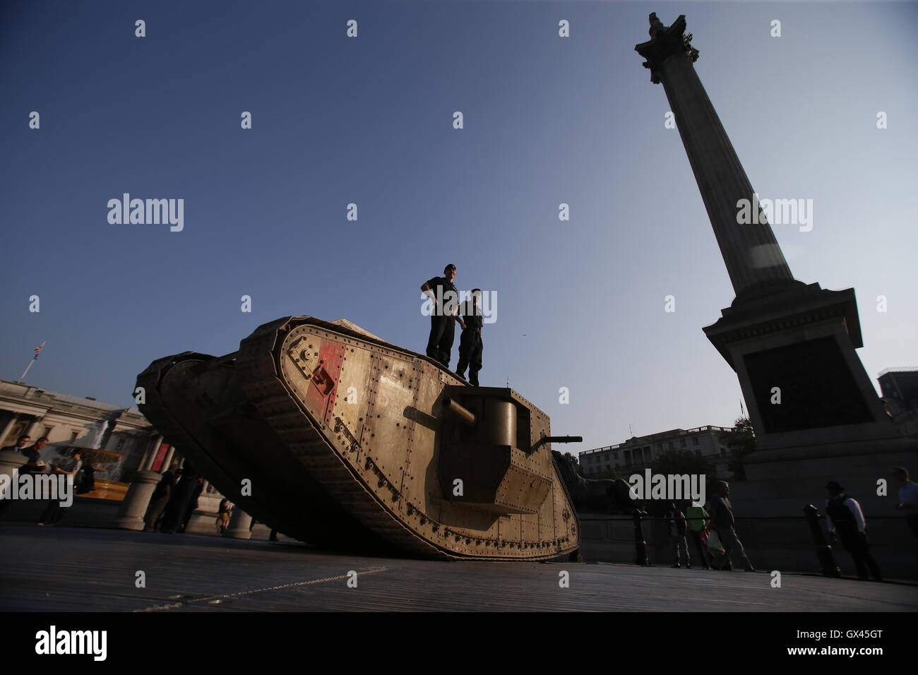 Mitglieder des Royal Tank Regiment stehen auf einem Replikat ersten Weltkrieg Mark IV Panzer auf dem Londoner Trafalgar Square anlässlich der Hundertjahrfeier der eines gepanzerten Fahrzeugs erstmals Einsatz in der Schlacht an der Somme. Stockfoto