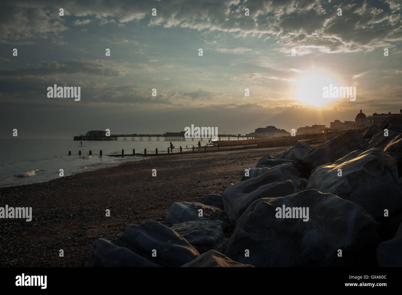 Einen wunderschönen Sonnenuntergang über den Strand, das Meer und die Pier in Worthing Worthing, West Sussex, England. Stockfoto