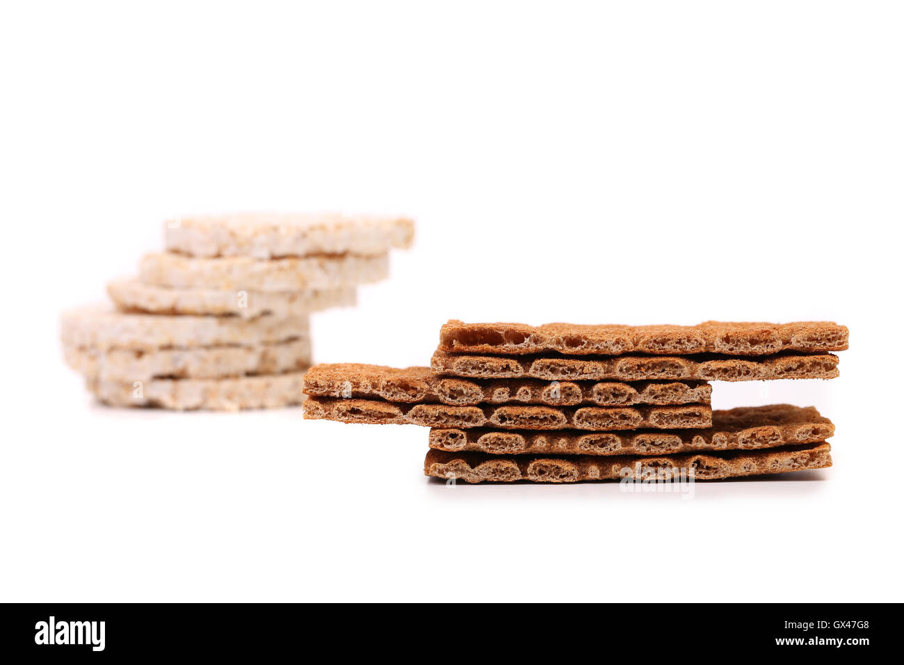 Zwei Stapel. Puffreis-Snack und Knäckebrot. Stockfoto