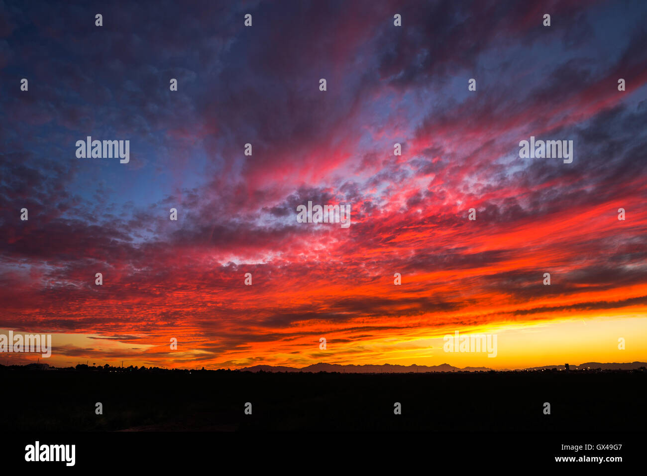 Dramatischer Sonnenuntergang Himmel mit bunten Wolken in der Wüste von Arizona Stockfoto