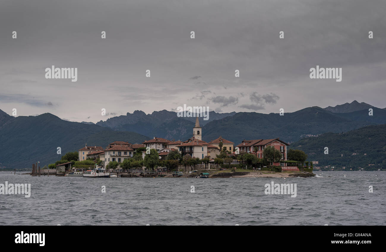 Isola dei Pescatori, Stresa, Italien - 5. August 2016: Blick auf die berühmte Isola dei Pescatori vom Boot an einem stürmischen Tag Stockfoto