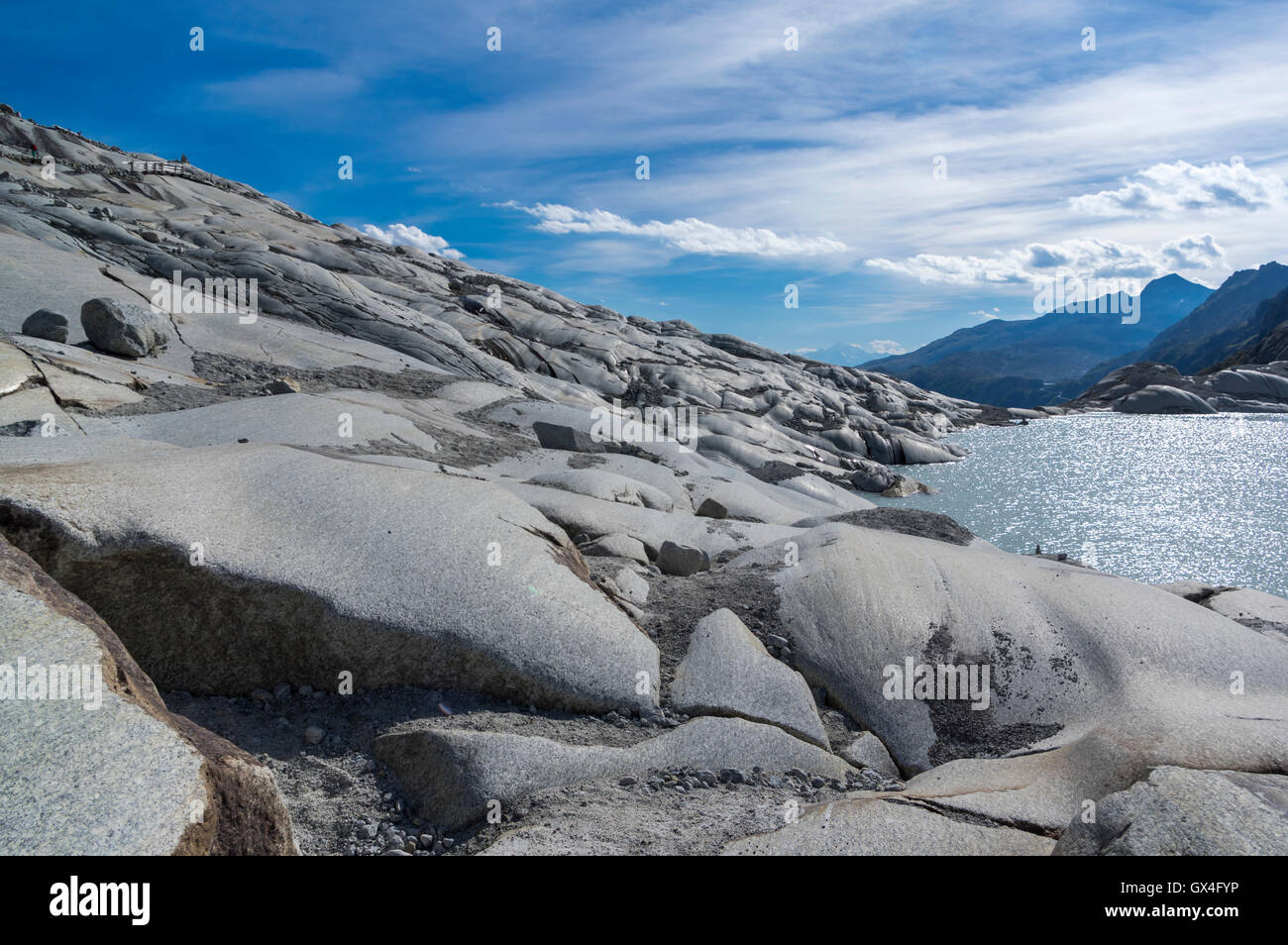 Gletscherschrammen durch Abrieb auf Felsen in der Nähe von Rhône Gletscher in den Schweizer Alpen. Stockfoto