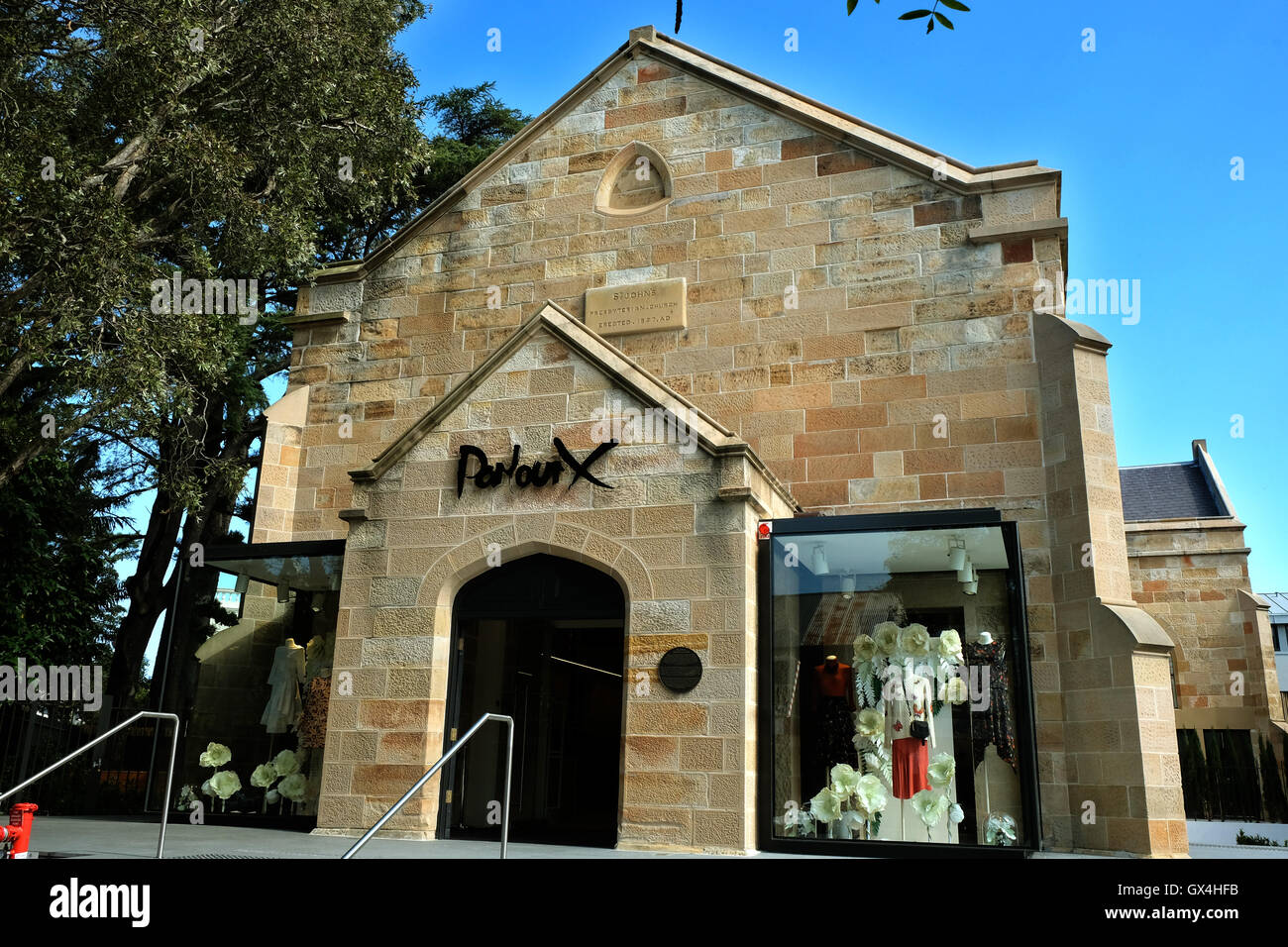 Palour X ist der alte Sandstein St Johns Kirche in Paddington Sydney 1859 errichtet. Es wird derzeit als eine Mode-Design-Outle verwendet. Stockfoto