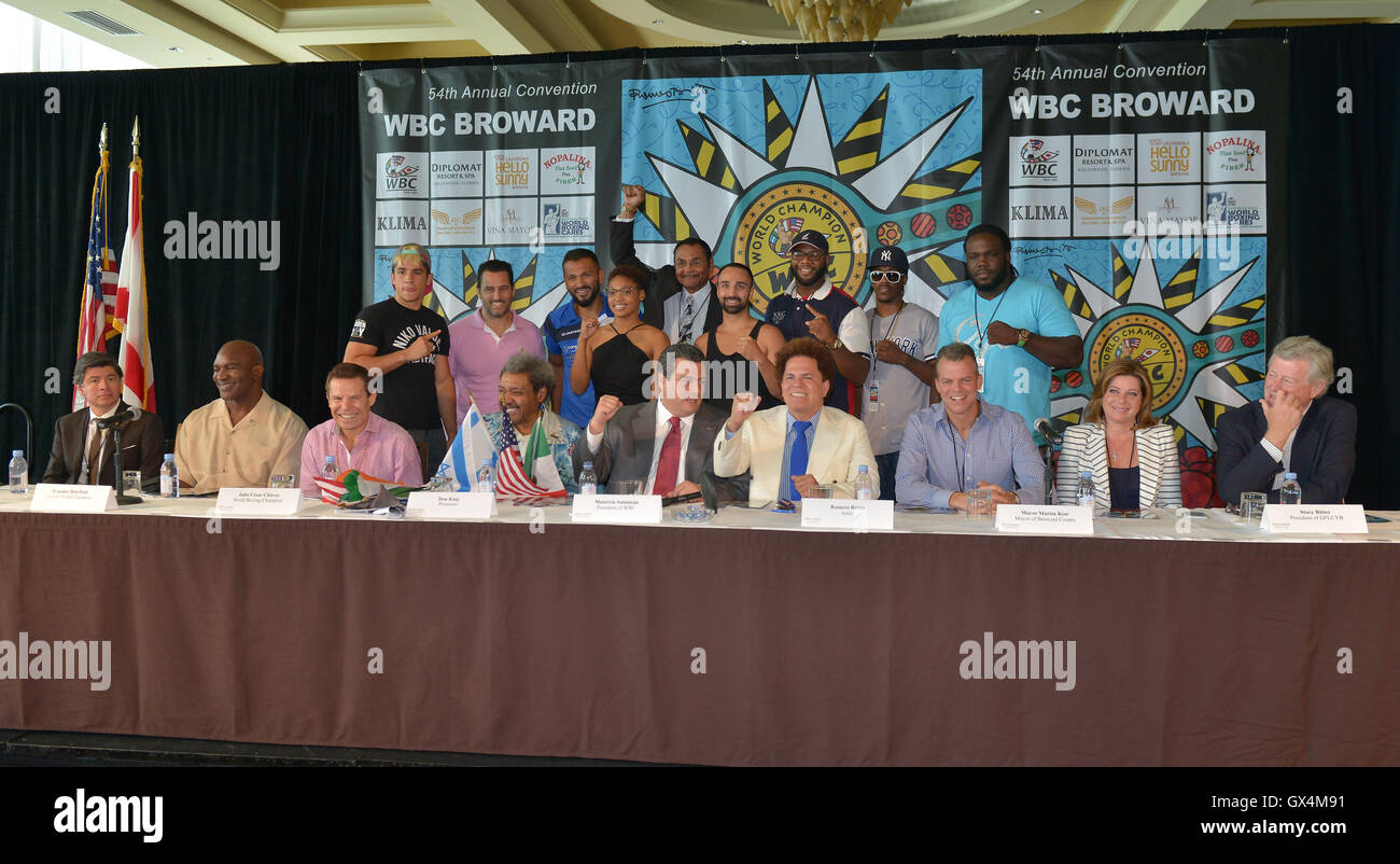 World Boxing Council Pressekonferenz zur Ankündigung wichtige Details über die WBC 54. Jahrestagung am Diplomat Resort & Spa Hollywood Featuring: (vordere L R) Cristian Bedoya, Evander HolyField, Julio César Chávez, Don King, Mauricio Sulaiman, Romero Stockfoto