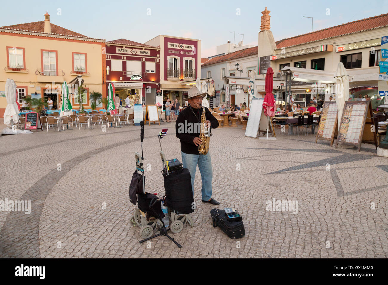 Ein Straßenmusikant spielt Saxophon, Hauptplatz Ferragudo, Algarve Portugal Europa Stockfoto