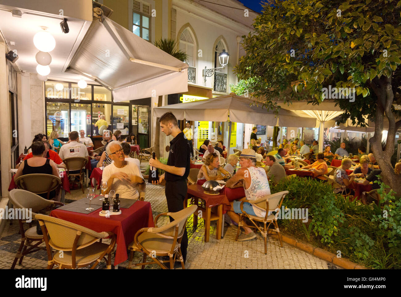 Lagos Nacht; Leute, die nachts in einem Restaurant essen, in der Stadt Lagos, Algarve Portugal Europe Stockfoto