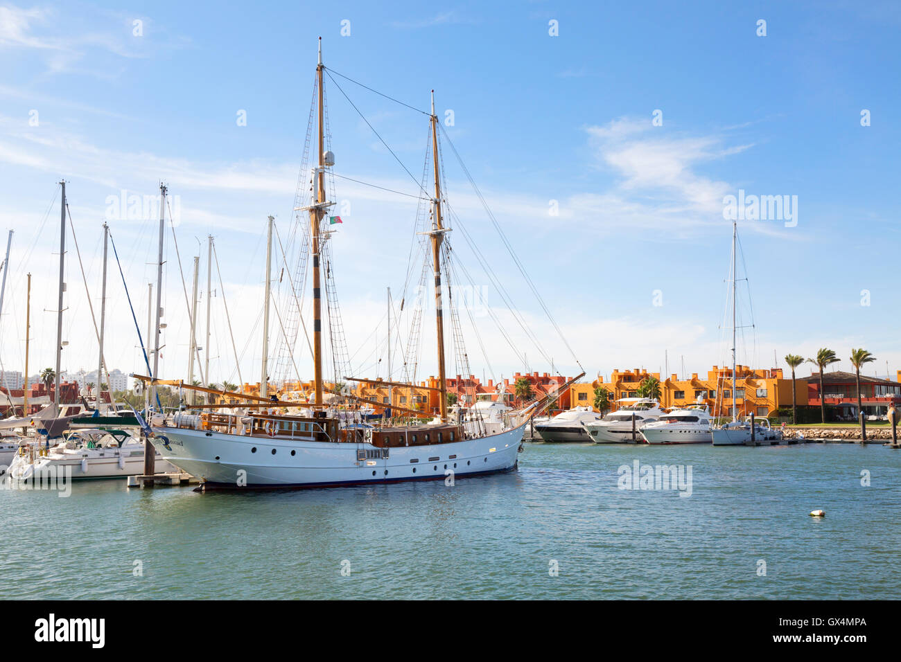 Ein Segelboot vor Anker in Portimao Marina Portimao, Algarve, Portugal, Europa Stockfoto