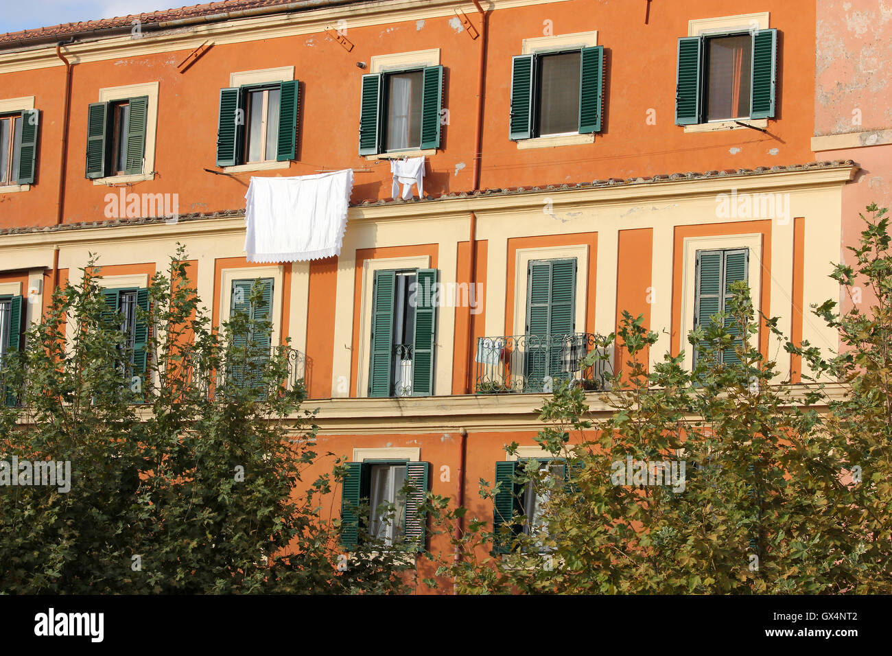 Eine schöne elegante und helle orange und gelbe Gebäude in Frascati, Italien Stockfoto