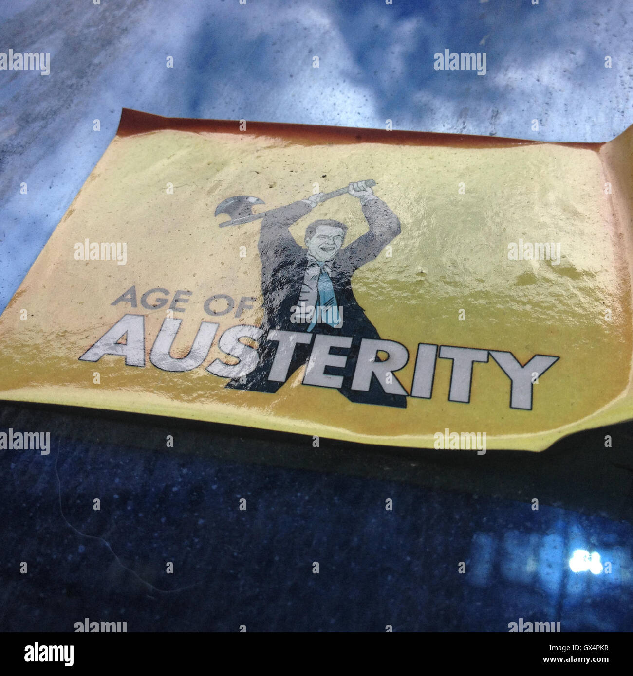 Sparmaßnahmen Aufkleber, in einem Fenster in Glasgow, Schottland. Stockfoto