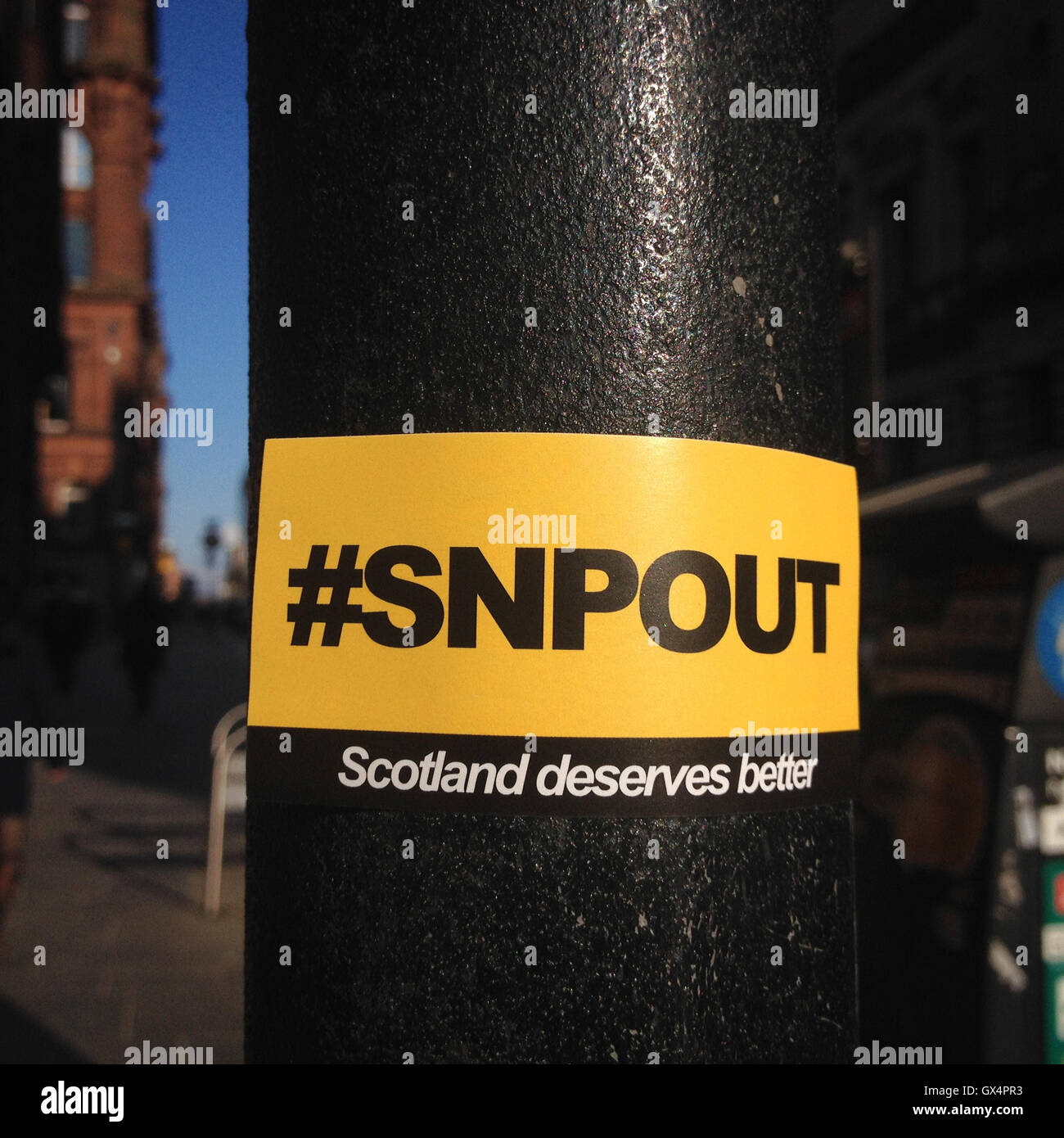 SNP, Aufkleber, für Aufhebung der Scottish National Party in Glasgow, Schottland, am 10. April 2016. Stockfoto