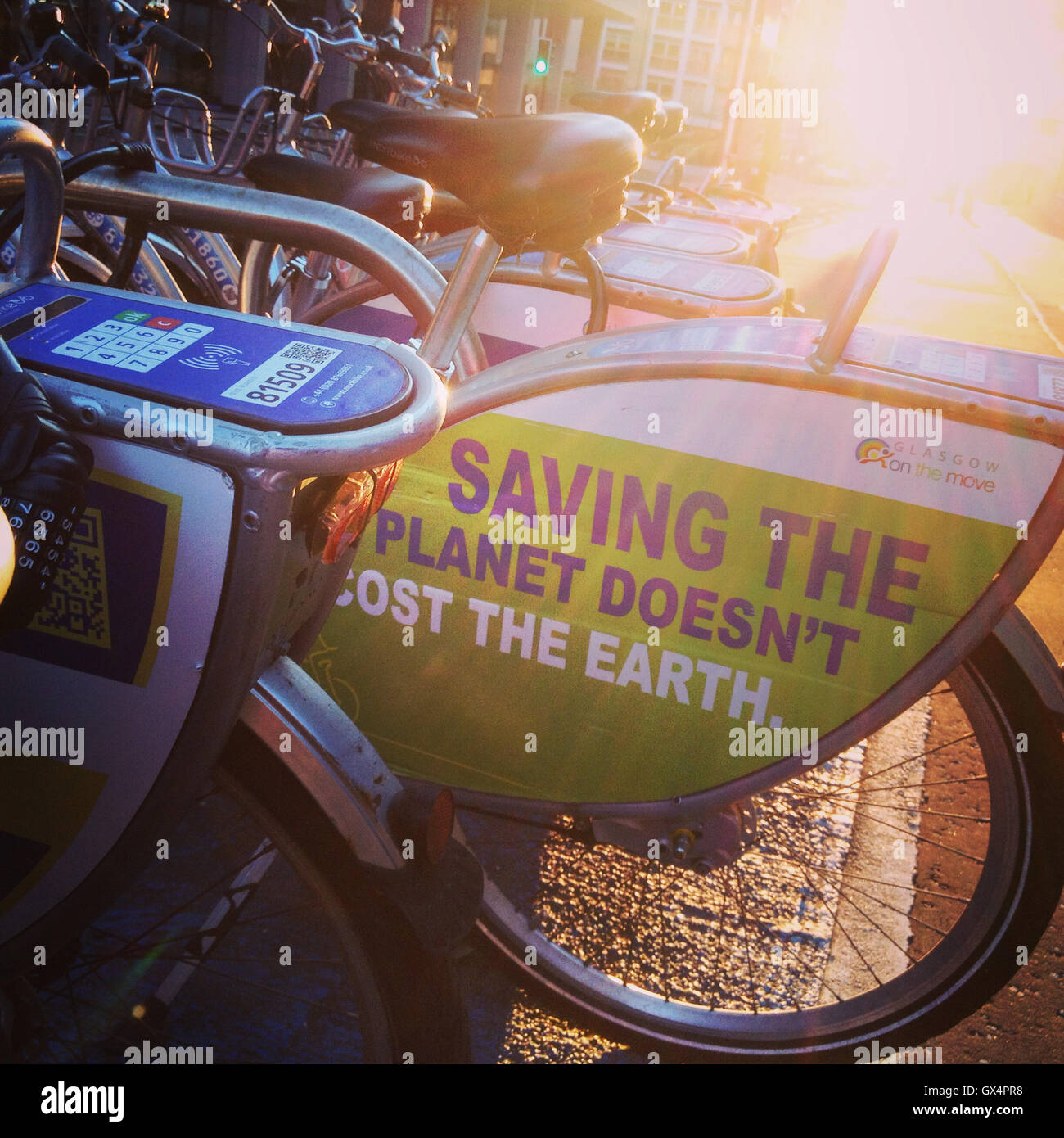 Fahrradverleih in der Sonne, in Glasgow, Schottland, Großbritannien. Stockfoto