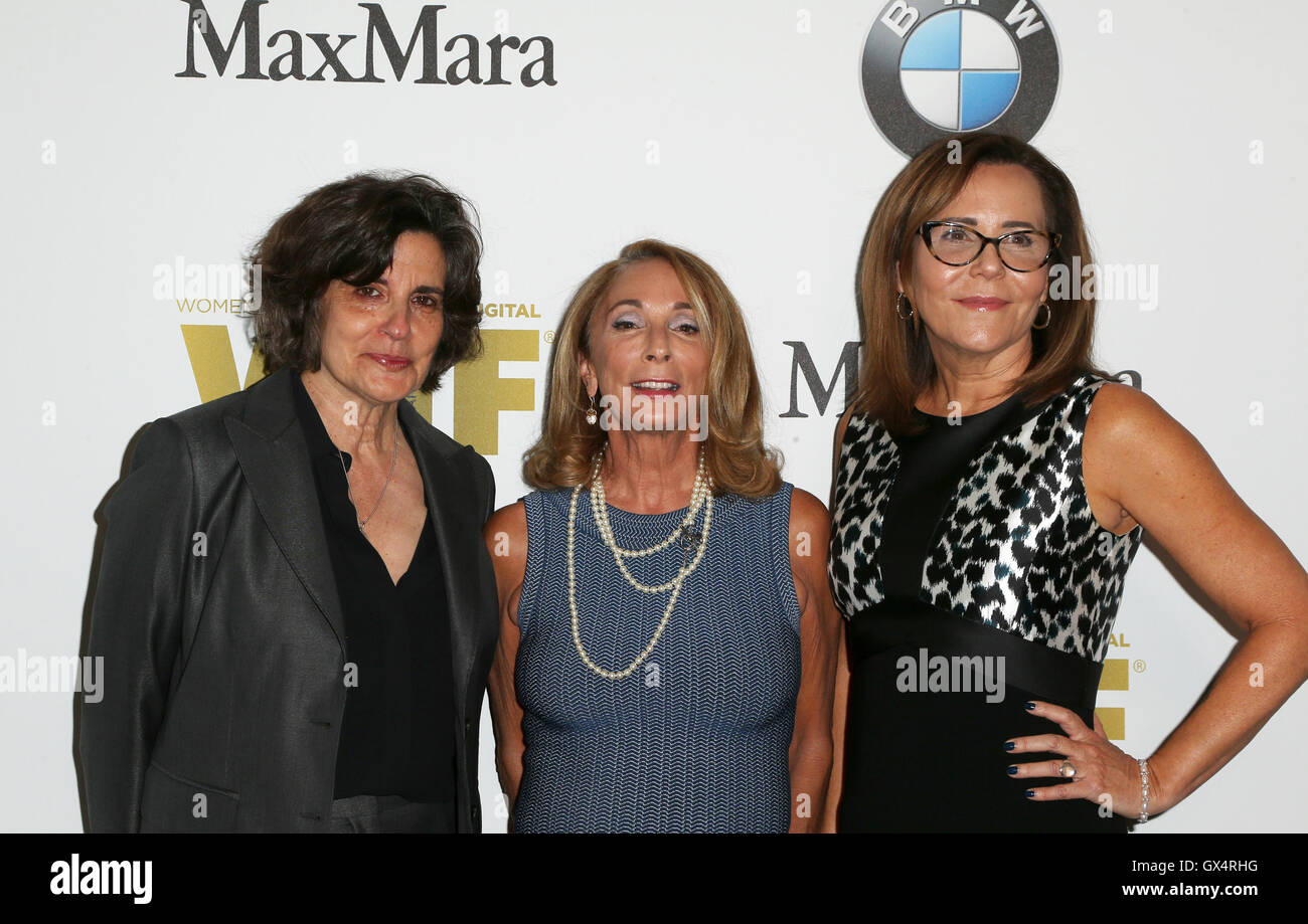 Frauen im Film Los Angeles feiert die 2016rystal + Lucy Awards präsentiert von Max Mara und BMW mit: Lianne Halfon, Lynda Obst, Denise Di Novi wo: Beverly Hills, Kalifornien, Vereinigte Staaten, wann: 15. Juni 2016 Stockfoto