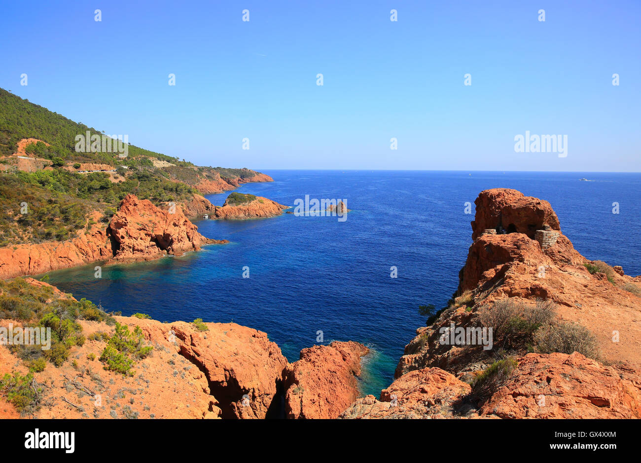 Esterel mediterranen roten Felsen, Küste, Strand und Meer. Côte d ' Azur in Cote d ' Azur in der Nähe von Cannes Saint Raphael, Provence, Frankreich, Stockfoto