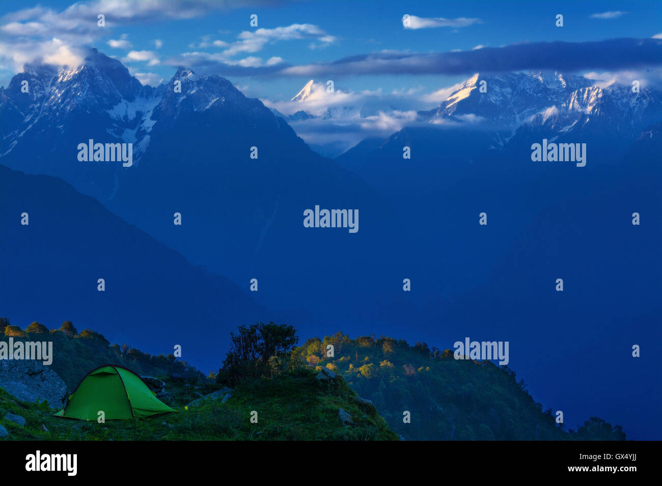 Camping im Himalaya. Ein grünes Zelt 10.600 zu Füßen, mit Blick auf die Himalaya-Gipfel ein wenig vor Sonnenuntergang. Stockfoto