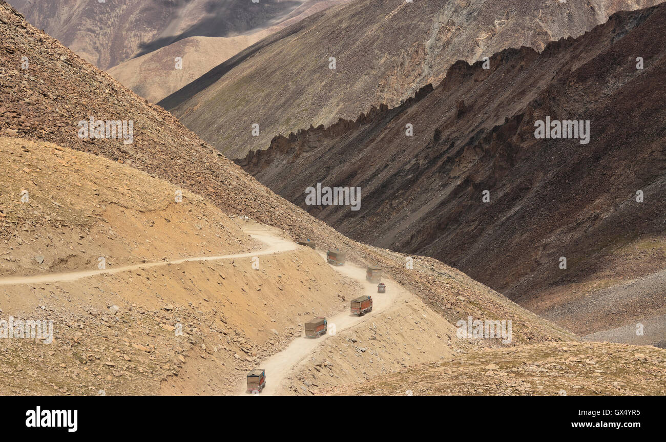 LKW fahren auf einer Bergstraße durch felsigen und kargen Landschaft in Ladakh im Bundesstaat Jammu & Kaschmir, Indien. Stockfoto