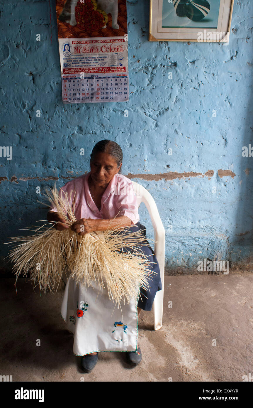 Lambayeque: alte Tradition Spinner erhalten 2.000 Jahren. Alte Frau Weben auf dem Webstuhl, Chiclayo, Peru. Stockfoto