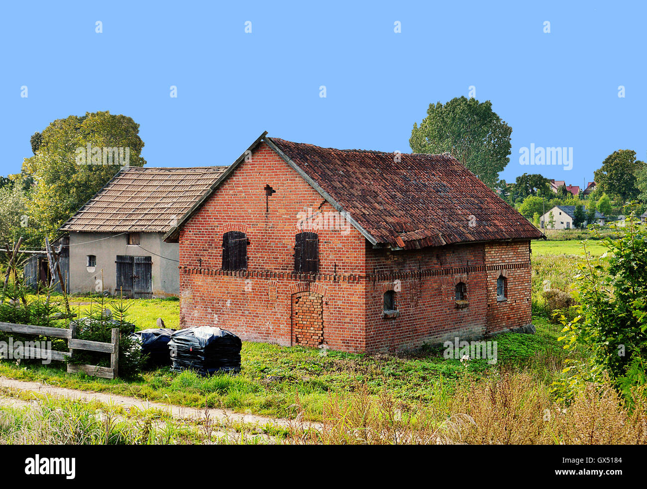 Alten landwirtschaftlichen Nebengebäuden im Dorf Dubeninki, Polen (ehemals Dubeninken, Ostpreußen) Stockfoto