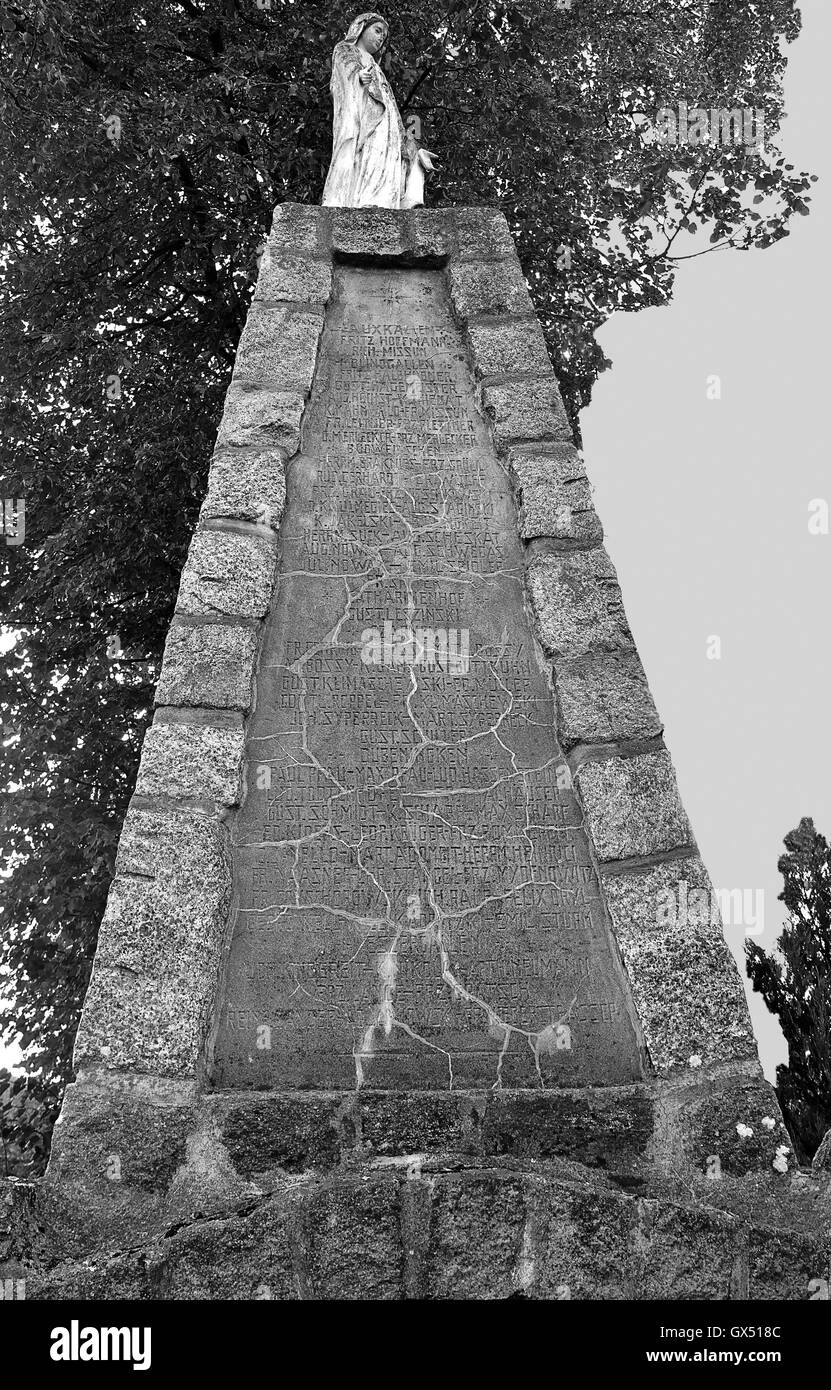 Ein deutsches Denkmal des 1. Weltkriegs auf dem Kirchhof von der ehemaligen Osten preußischen Dubeninken/Dubeningen, jetzt Dubeninki, Polen Stockfoto