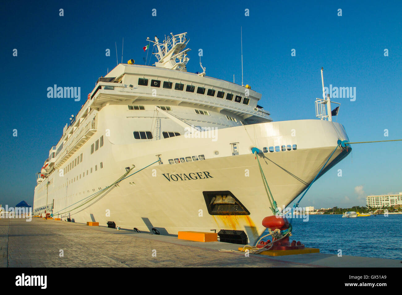 Blick auf Cruse Schiff MV Voyager Liegeplatz in einem Hafen in Barbados, Caribbean Stockfoto