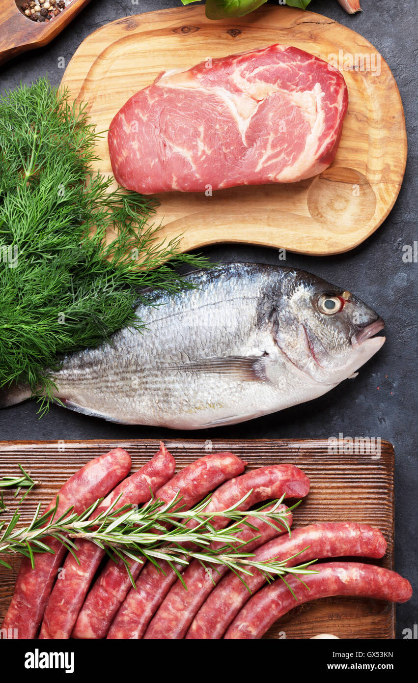 Wurst, Fisch, Fleisch und Zutaten kochen. Draufsicht auf Steintisch  Stockfotografie - Alamy