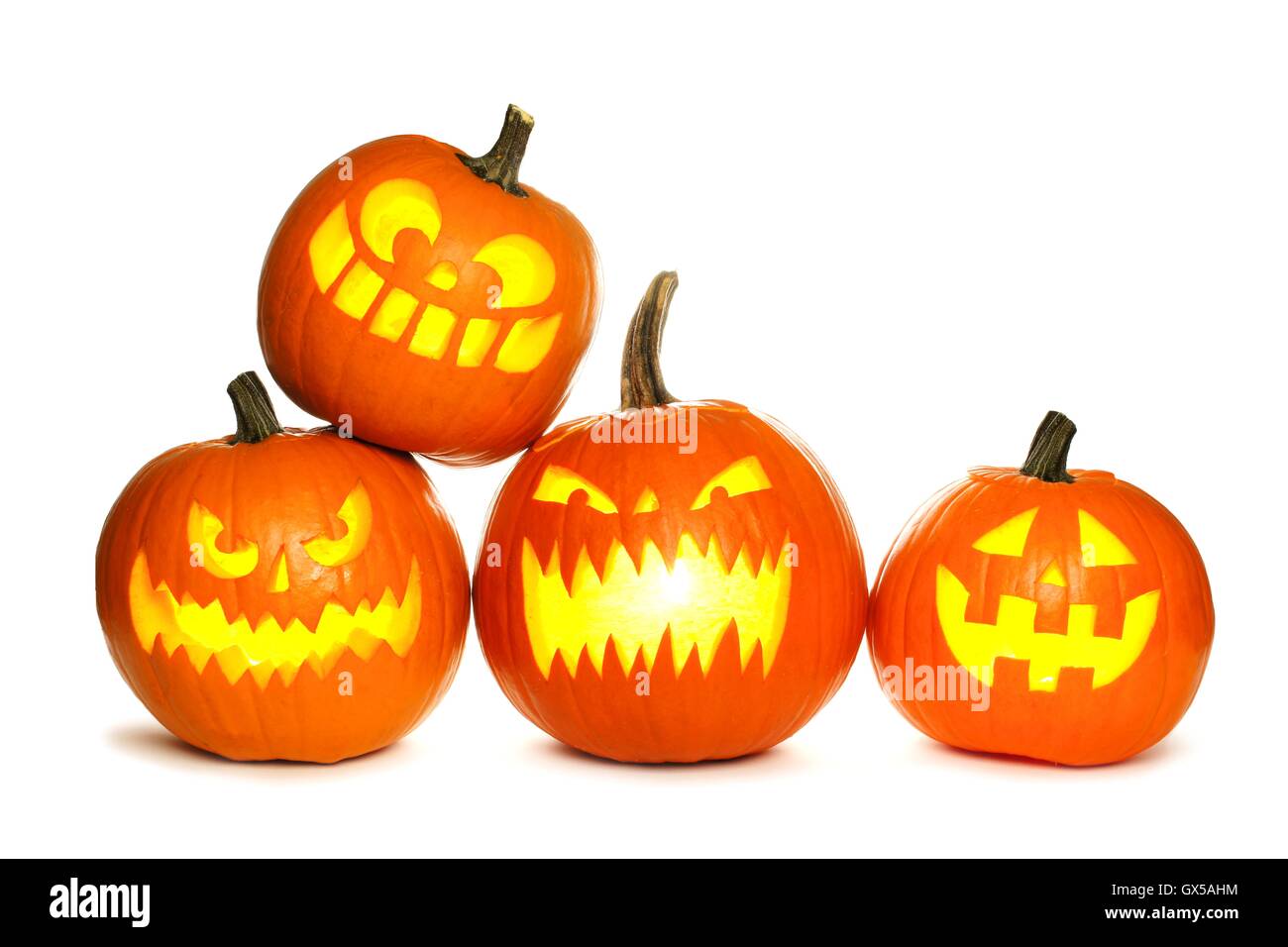 Gruppe von Spaß beleuchtet Halloween Jack-o-Laternen isoliert auf weißem Hintergrund Stockfoto