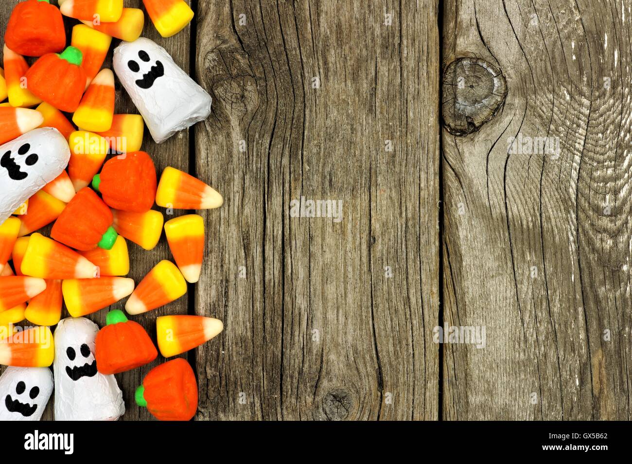 Halloween Süßigkeiten Seitenrand auf einem rustikalen Holz Hintergrund Stockfoto