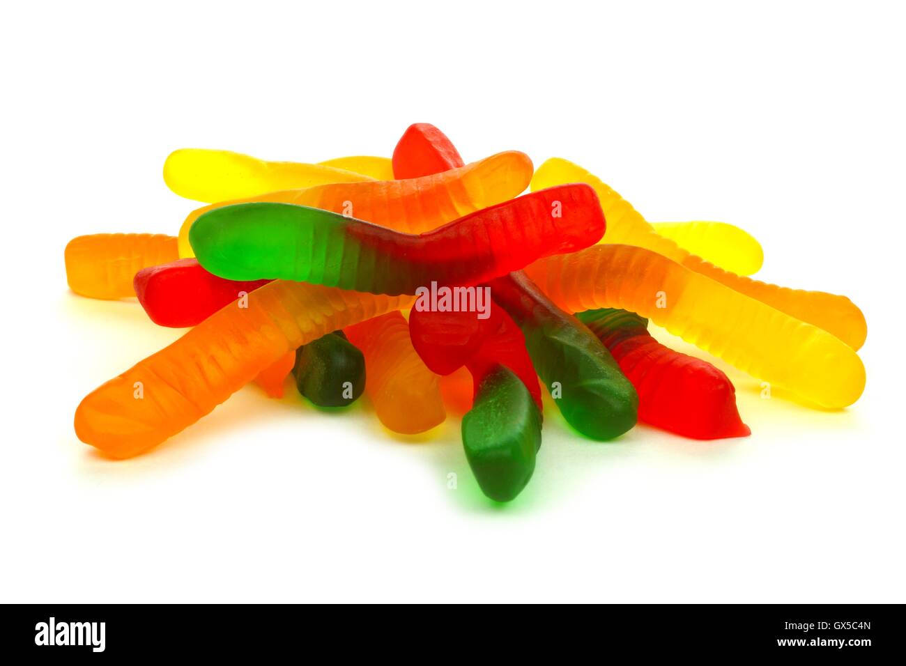 Haufen von Süßigkeiten Gummibärchen Würmer über einen weißen Hintergrund Stockfoto