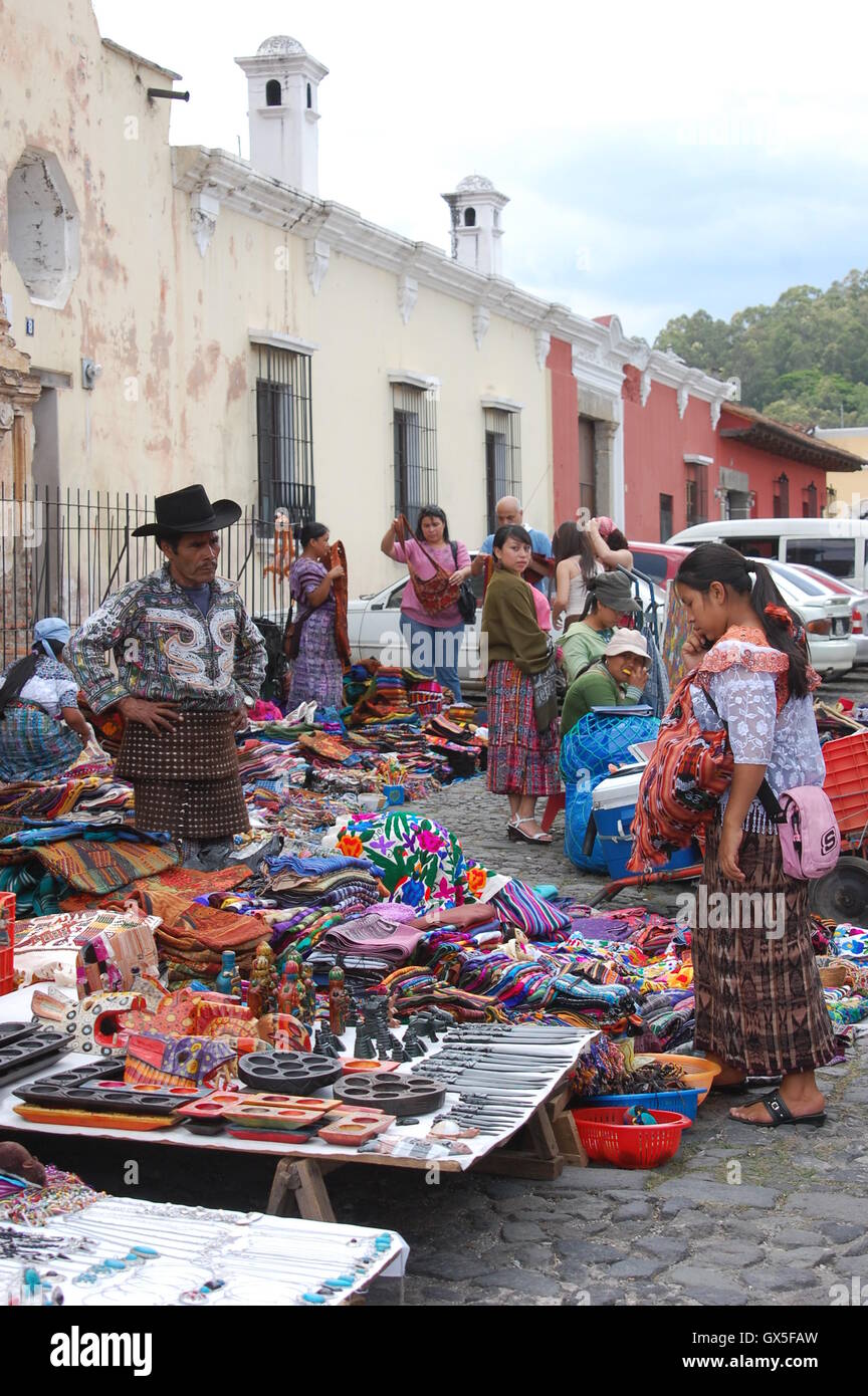 Indigene Völker, traditionelles Handwerk, Antigua Guatemala zu verkaufen Stockfoto