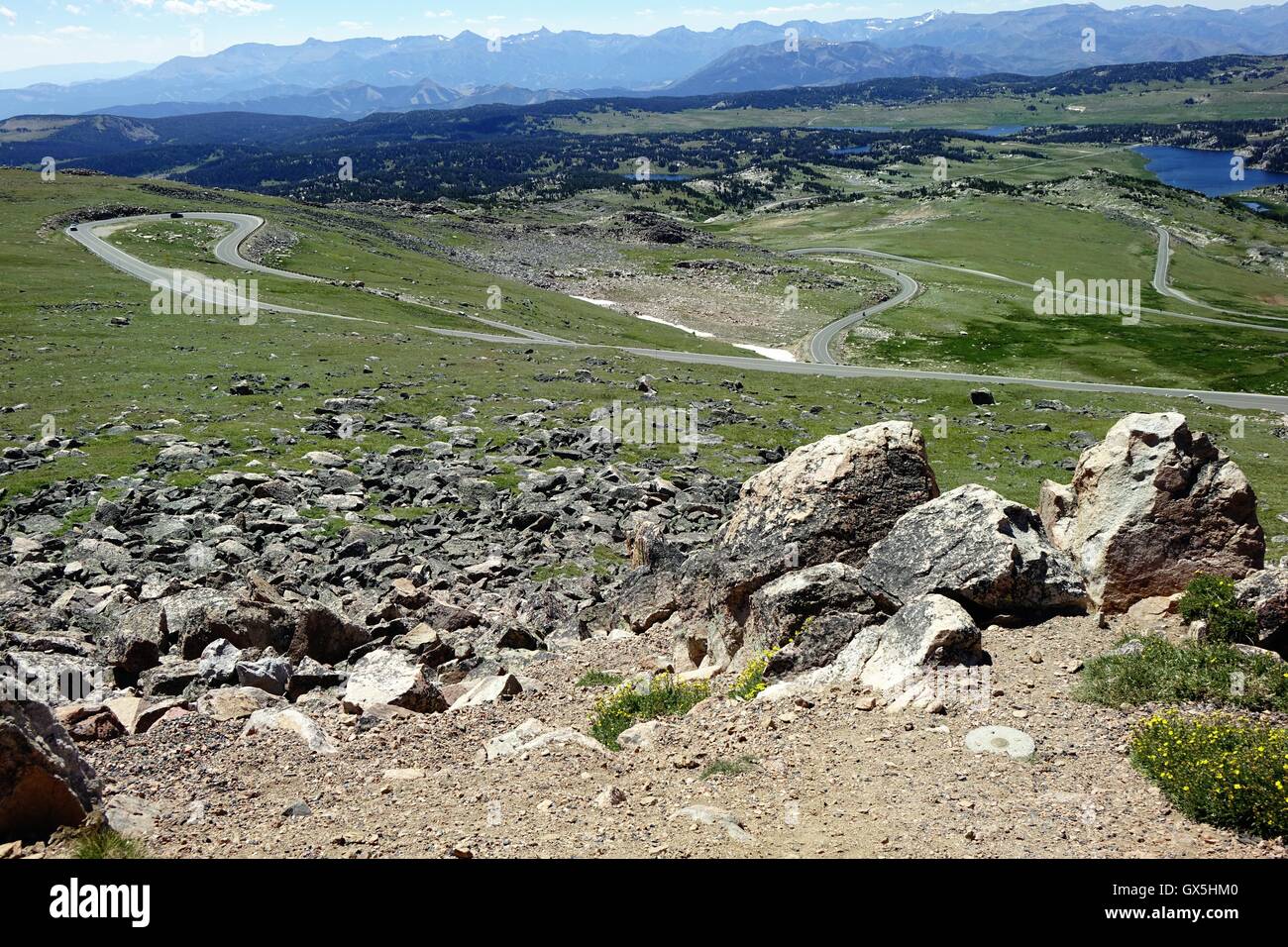 Von einem Aussichtspunkt auf der Beartooth Highway, US212 uns 212 Beartooth All-American Road, nationalen Panoramastraßen anzeigen Stockfoto