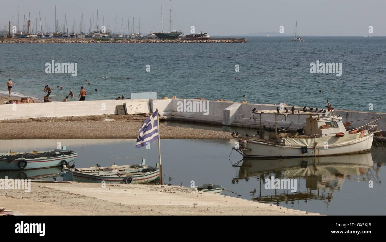 Kleiner Hafen für kleine Fischereifahrzeuge in Palaio Faliro, Athen, Griechenland Stockfoto