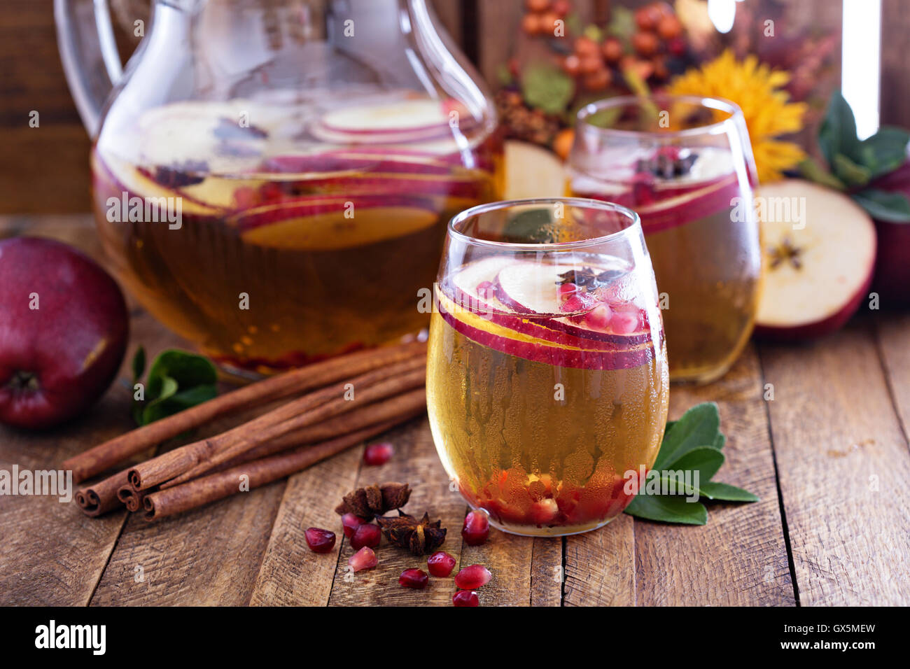 Fallen Sie prickelndes Getränk mit Apfelwein und Granatapfel ...