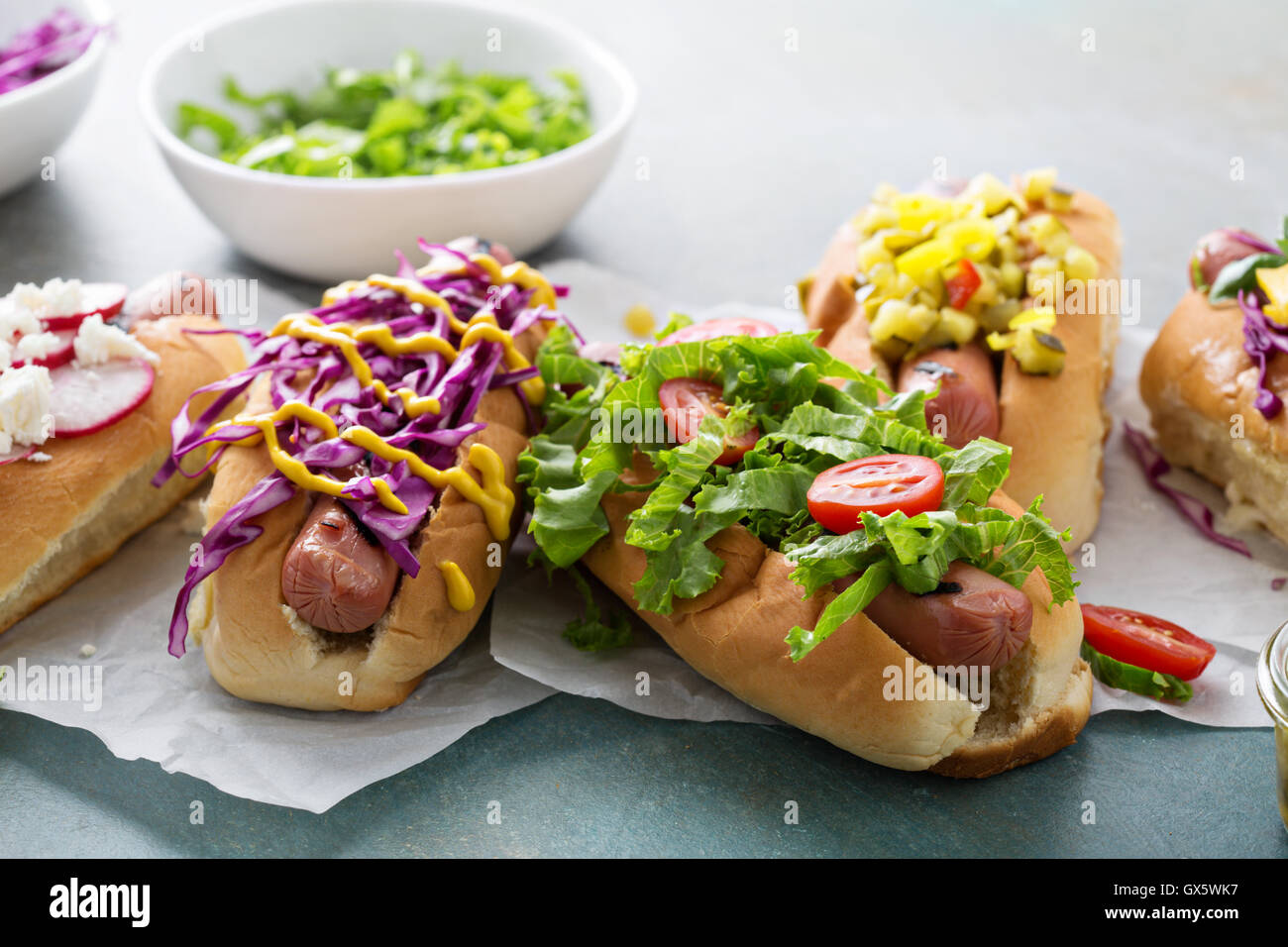 Vielzahl von Hot Dogs mit gesunden Beilagen Stockfoto