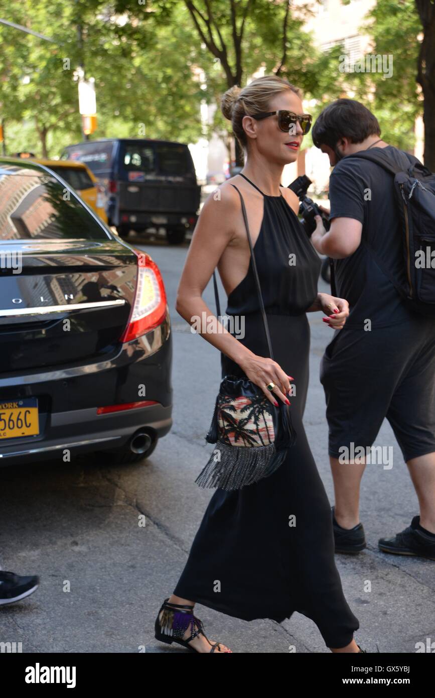 Heidi Klum unterwegs in Tribeca trägt ein langes schwarzes Kleid ohne ...