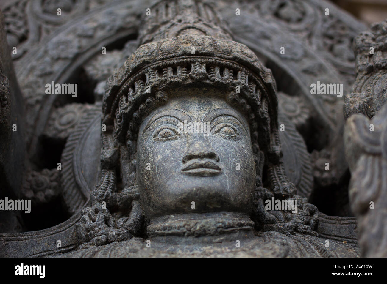 Zerstörte Gesicht der Gottheit Skulptur unter Eves am Schrein Außenwand im Chennakesava Tempel an Somanathapura, Karnataka, Indien. Stockfoto