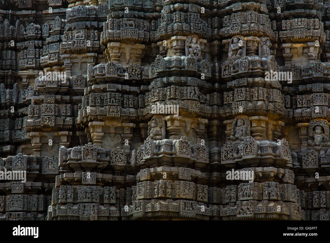 Reliefs auf abgestufte (Tala) Überbau über der Schrein (Vimana) am Chennakesava Tempel, Somanathapura, Süd-Indien, Asien Stockfoto