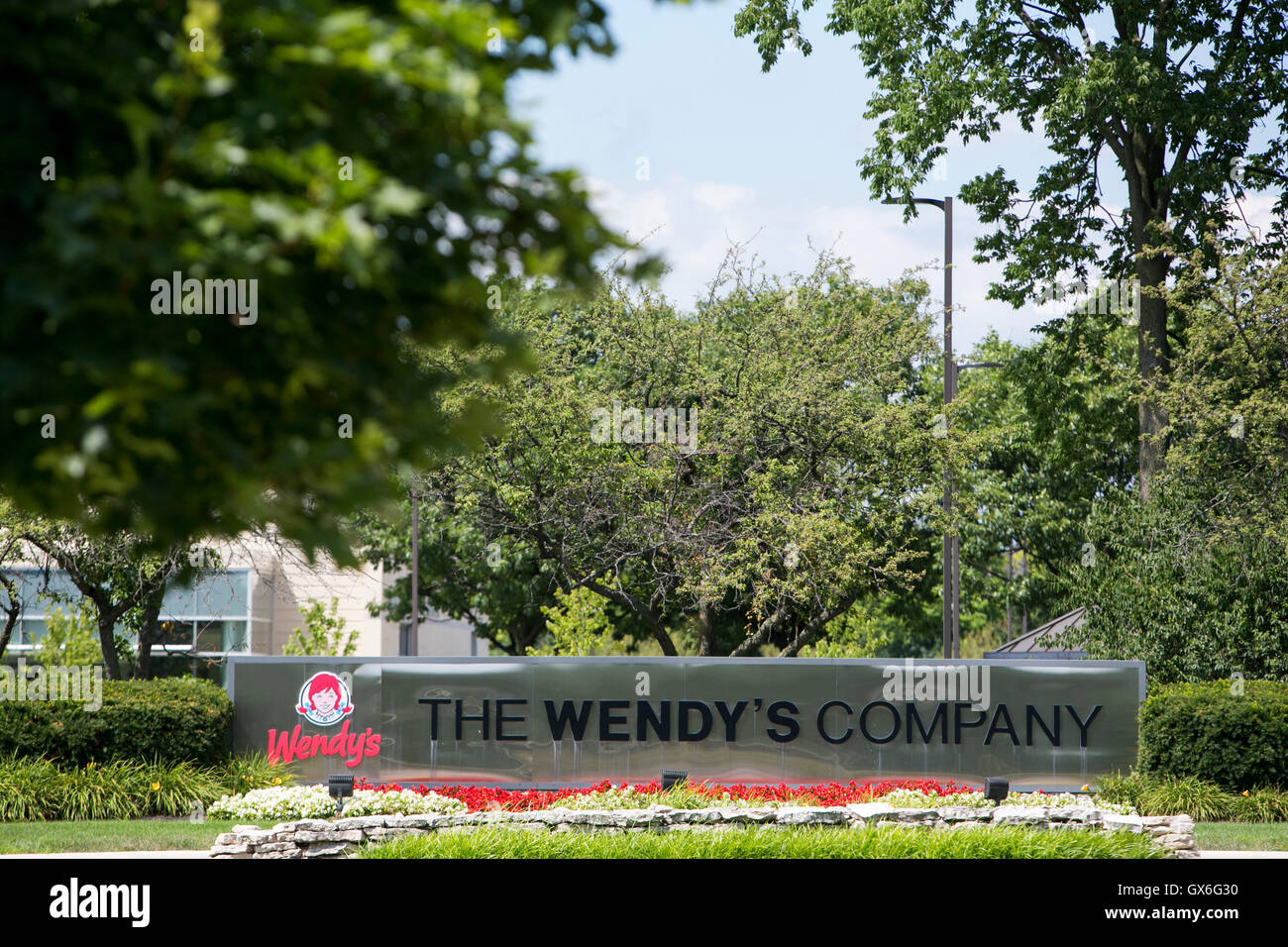 Ein Logo Zeichen außerhalb der Hauptsitz von The Wendy Unternehmen Fast-Food-Restaurant-Kette in Dublin, Ohio am 23. Juli 2016. Stockfoto