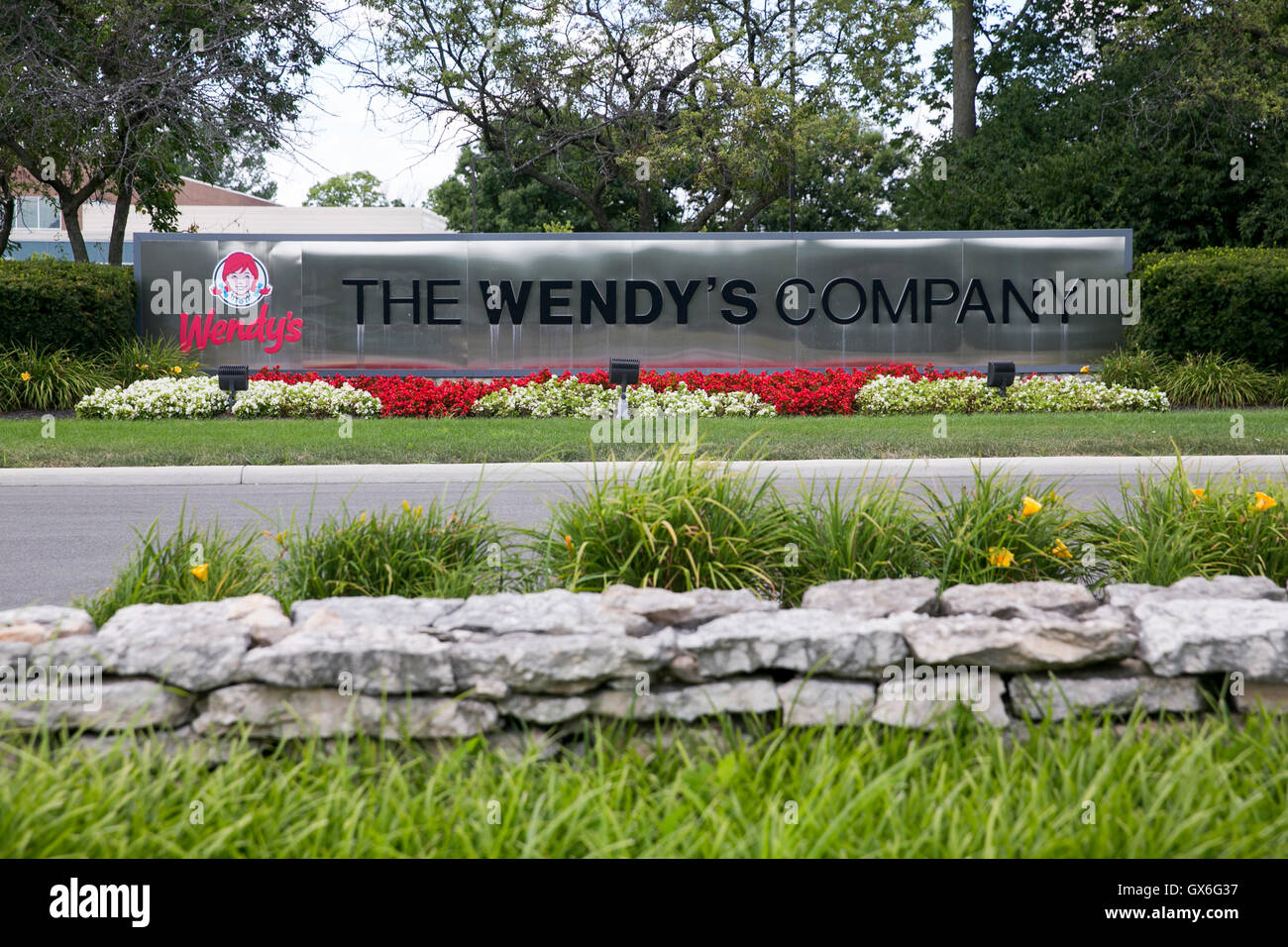 Ein Logo Zeichen außerhalb der Hauptsitz von The Wendy Unternehmen Fast-Food-Restaurant-Kette in Dublin, Ohio am 23. Juli 2016. Stockfoto