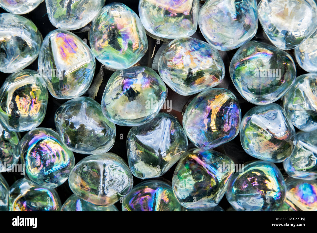 transparente Glasperlen reflektieren Umgebungsfarbe im Freieneinstellung. Stockfoto