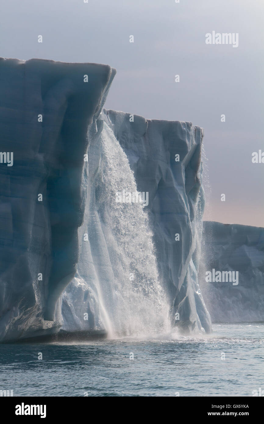 Wasserfall von der Eis-Klippe bei Nordaustlandet, Svalbard gießen Stockfoto