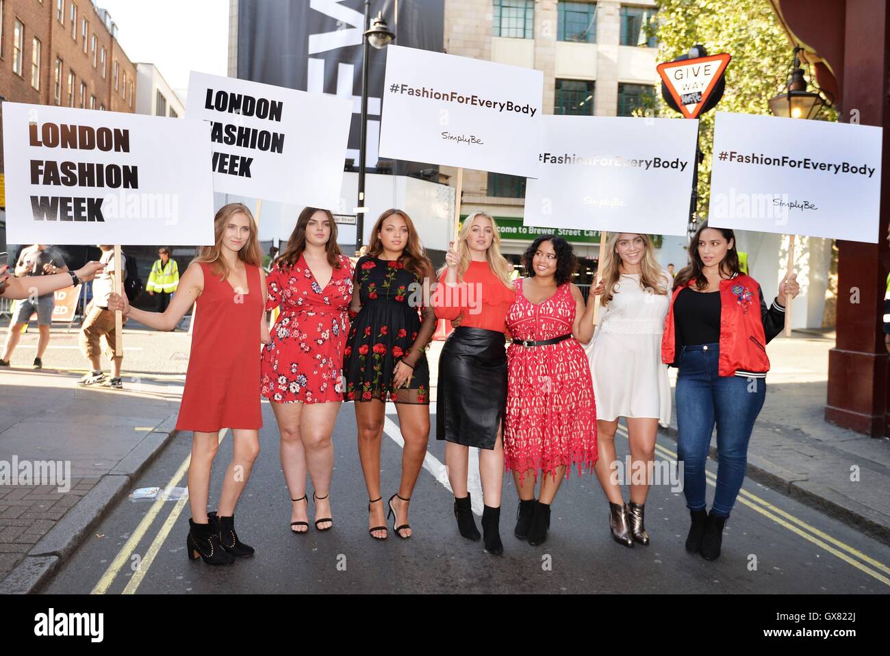 Eine Gruppe von sieben Modelle in verschiedenen Formen und Größen, außerhalb der BFC zeigen Raum im Zentrum von London, der wichtigste Ort für die London Fashion Week, zu protestieren, wie sie für die Nutzung vielfältiger Modelle während der Shows in der Great Windmill street Londoner nennen. Stockfoto