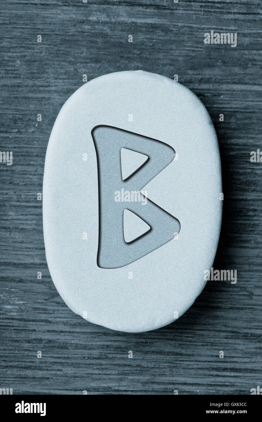 Rune Symbol Berkhana auf Stein Stockfoto