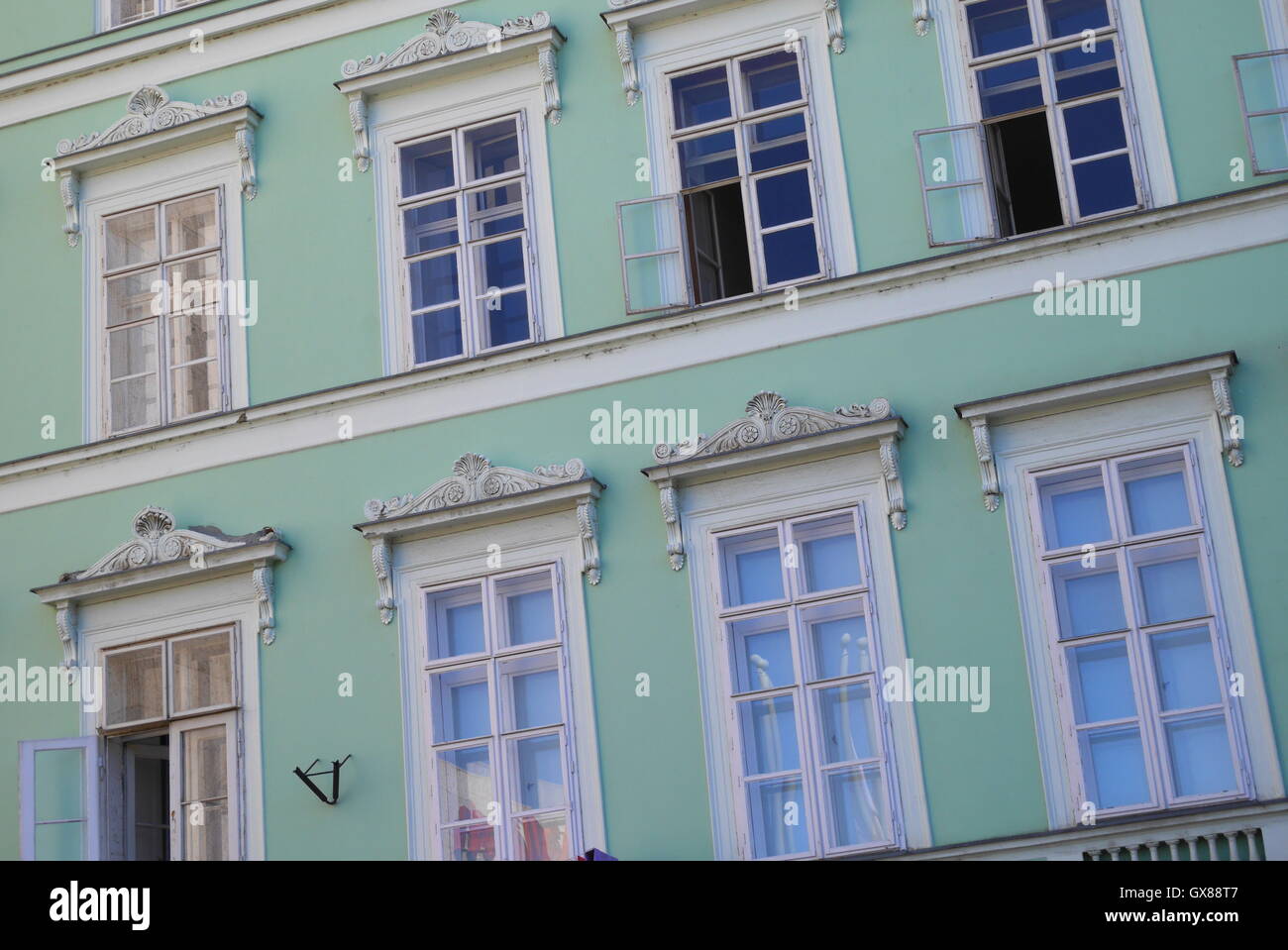 Fassade eines Mehrfamilienhauses mit Blick auf die Donau, Budapest, Ungarn Stockfoto