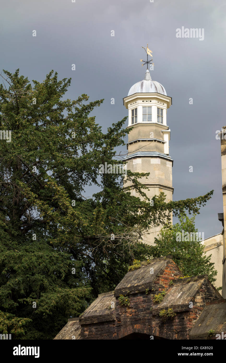 Gewitterwolken hinter Aussichtsturm auf Christs College erste Gerichtsgebäude Cambridge City Cambridgeshire England 2016 Stockfoto