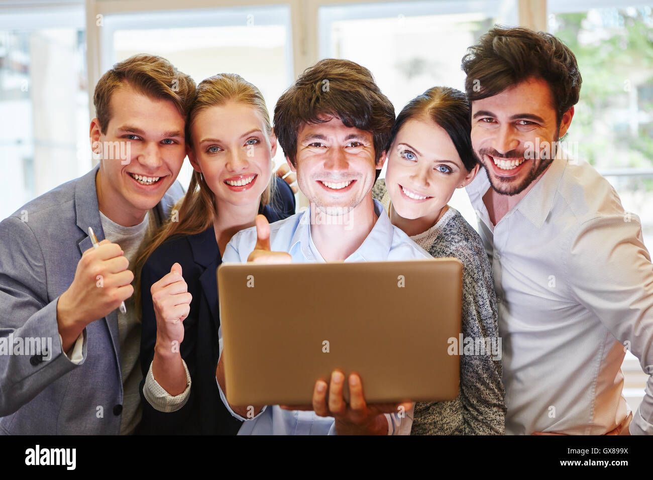 Erfolgreiche Inbetriebnahme Team feiert als Sieger ihrer Geschäftsidee Stockfoto