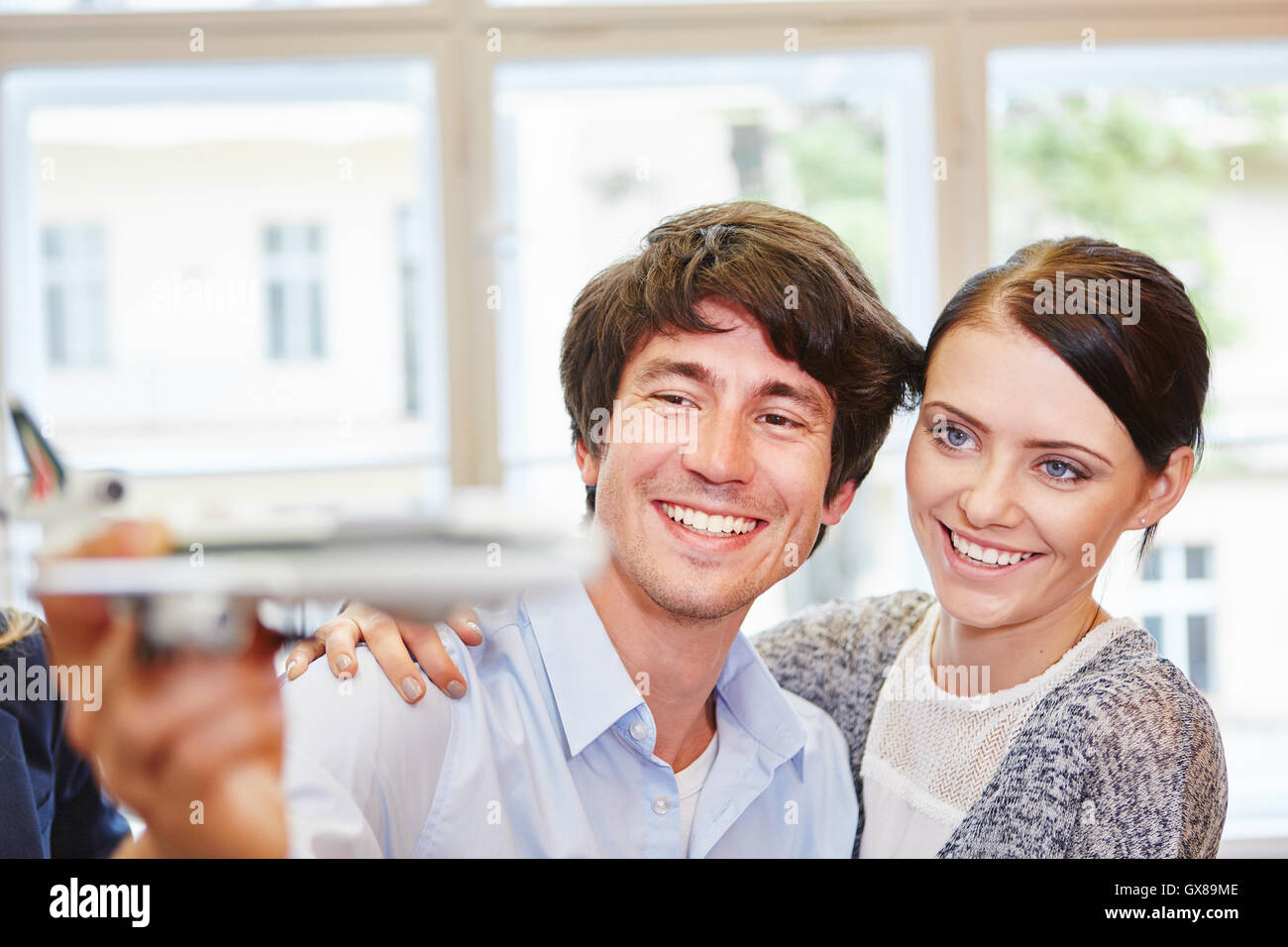 Mann und Frau mit dem Flugzeug Modell nachdenken über design Stockfoto